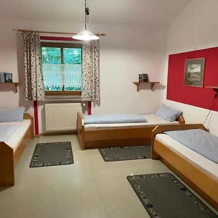 Krug's Family Und Restaurant Vandrerhjem Weilheim in Oberbayern